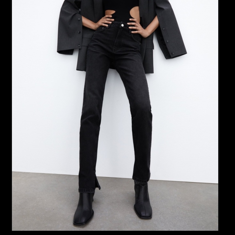 Skinny high waist black jeans one time used with an opening in the bottom.
